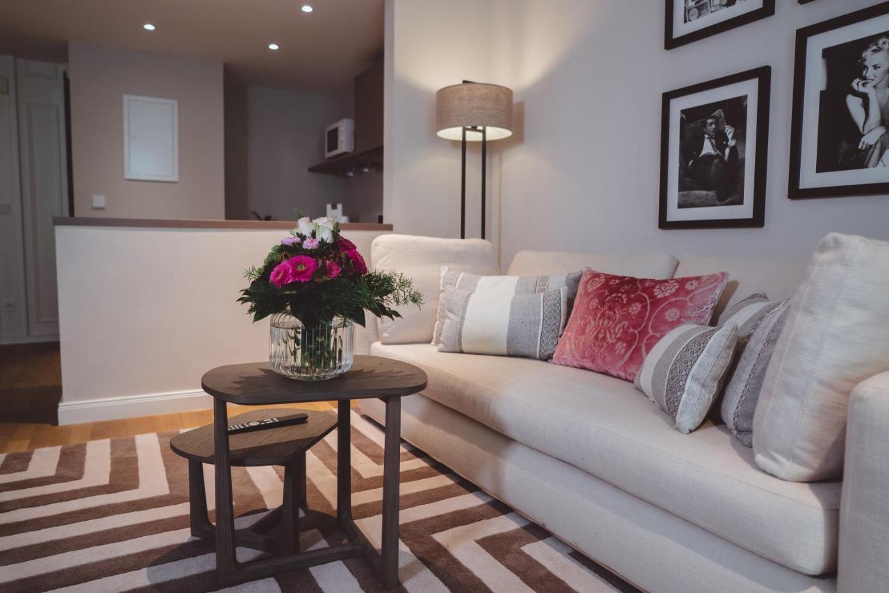 Vila Vita Rosenpark Marburg Exterior foto A living room in a serviced apartment in London