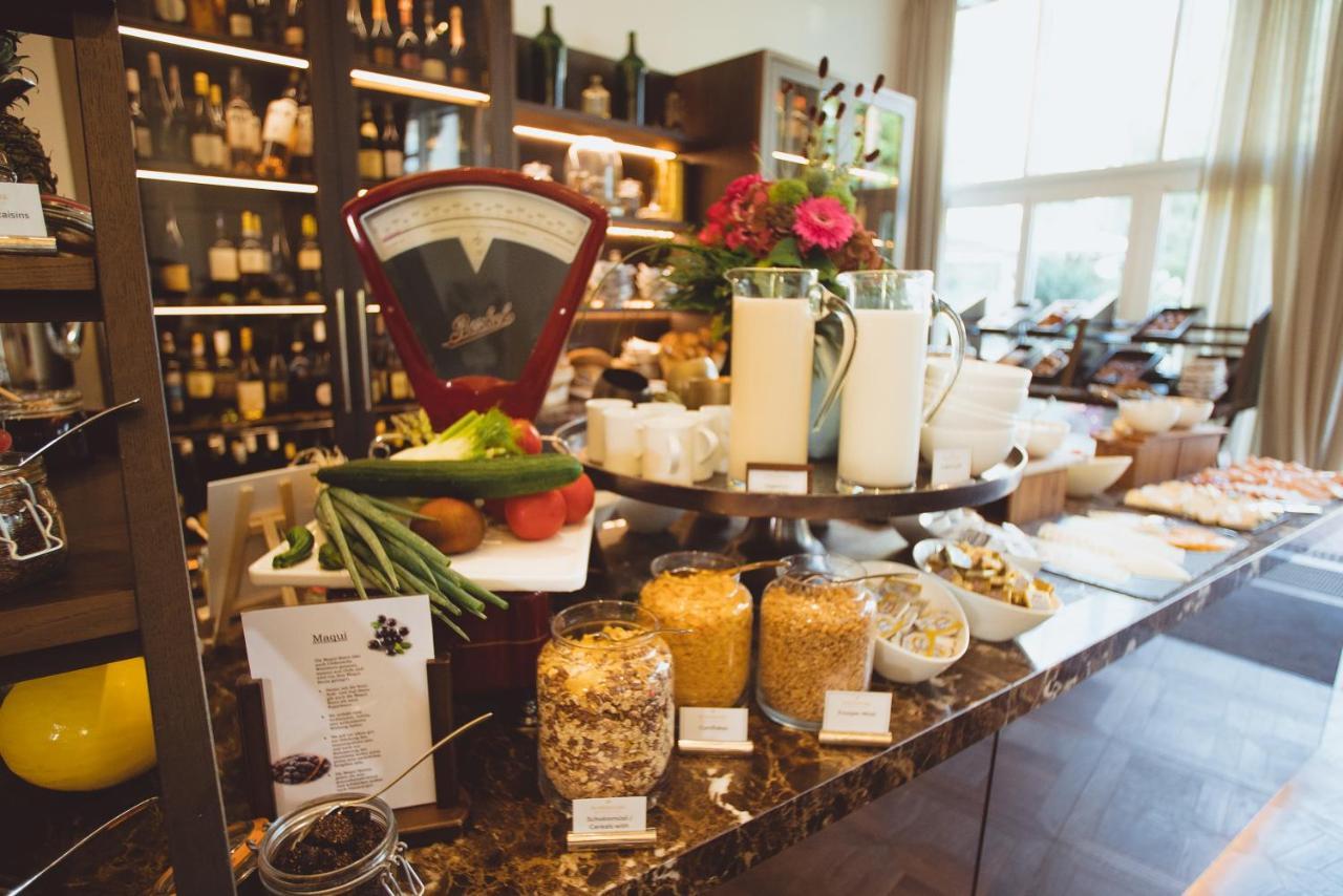 Vila Vita Rosenpark Marburg Exterior foto A display of various types of honey at a hotel in London