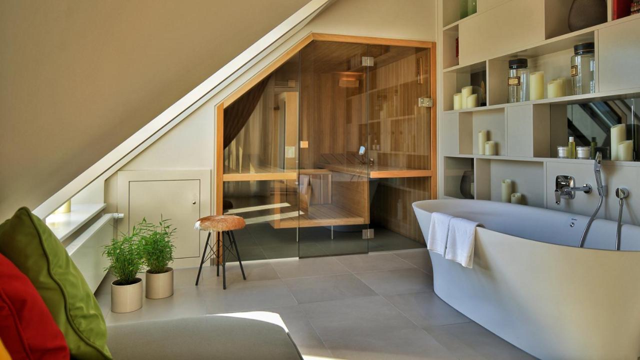 Vila Vita Rosenpark Marburg Exterior foto A modern bathroom with a shower and a bathtub